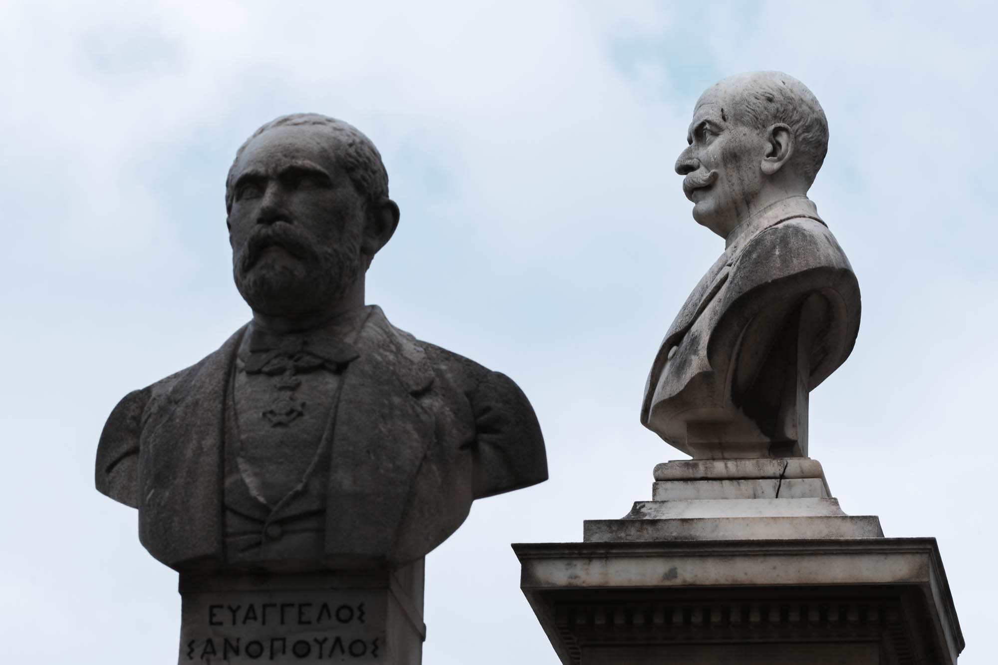 Διαχωρισμός θέματος, φως - σκιά. Δημιουργεί μια σχέση καλού - κακού