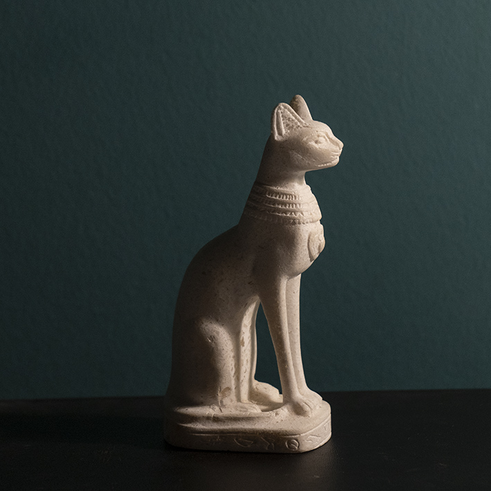 Μικρό αγαλματίδιο, μεγάλη φωτιστική πηγή (φωτιστικό δαπέδου).