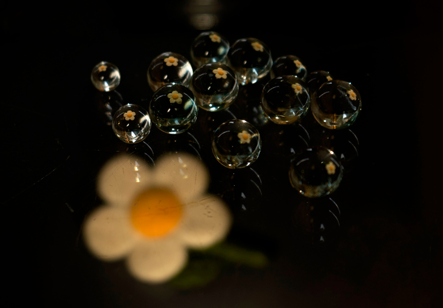 03 Ήθελα να πειραματιστώ με σταγόνες νερού αλλά δεν έβγαινε τίποτα, δεν έχω και macro φακό, οπότε έβαλα γυάλινους βόλους.